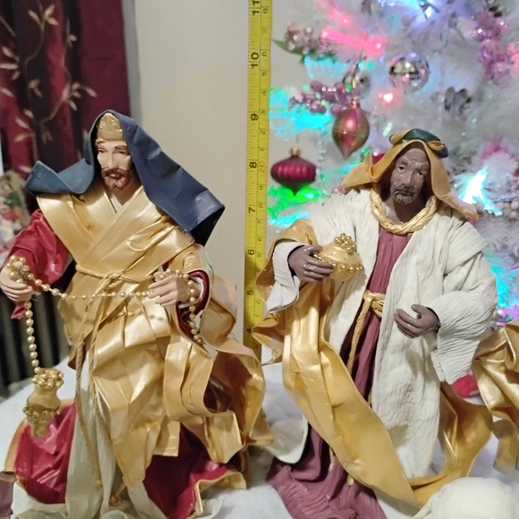 Elegant Nativity Scene Set Handcrafted Fabric Mache - Picture 5 of 17